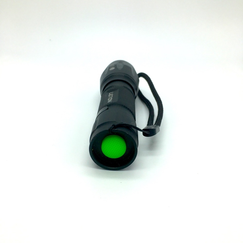 LED Black/White Flashlight - Picture 5 of 5